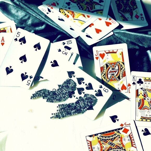 ♥️ Garavani style crystal pendant earrings, clear gunmetal black contrast dangle - Picture 9 of 16